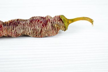 Beyaz arkaplanda kuru kırmızı biber izole edilmiş.