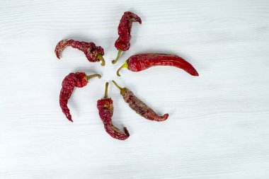 Beyaz arka planda kuru kırmızı biber.