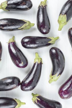 mavi patlıcanlar beyaz arkaplanda izole edilmiş