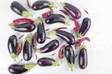 Beyaz arkaplanda kırmızı biber ve patlıcan izole edilmiş.