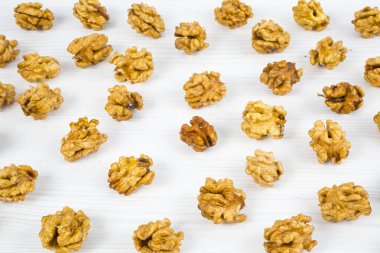 Beyaz arkaplanda izole edilmiş cevizler