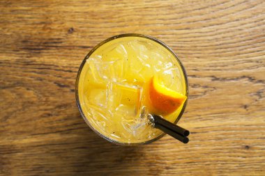 Kırsal ahşap arka planda Şeftali Limonatası