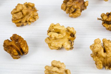 Beyaz arkaplanda izole edilmiş cevizler