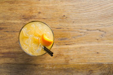 Kırsal ahşap arka planda Şeftali Limonatası