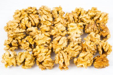 Beyaz arkaplanda izole edilmiş cevizler