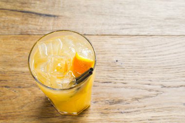 Kırsal ahşap arka planda Şeftali Limonatası