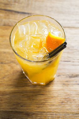 Kırsal ahşap arka planda Şeftali Limonatası