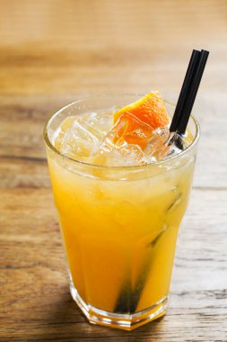 Kırsal ahşap arka planda Şeftali Limonatası