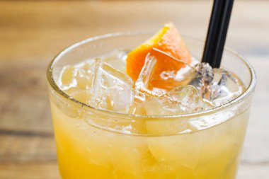 Kırsal ahşap arka planda Şeftali Limonatası