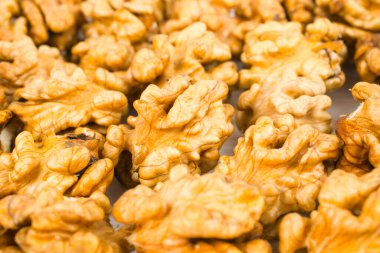 Beyaz arkaplanda izole edilmiş cevizler