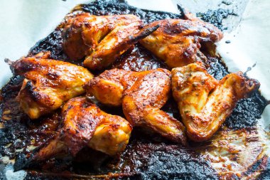 Tavuk bufalo kanatları tabakta