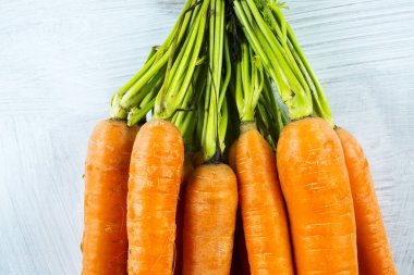 Beyaz ahşap zemin üzerinde havuç yığını