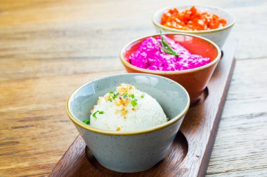 ahşap masa üzerinde çeşitli DIP soslar 