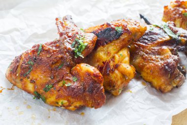 Tavuk bufalo kanatları tabakta