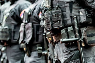 Anti-terör polisi siyah taktik tatbikatları gözlemledi.