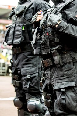 Anti-terör polisi siyah taktik tatbikatları gözlemledi.