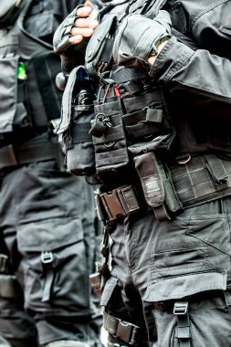 Anti-terör polisi siyah taktik tatbikatları gözlemledi.