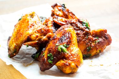 Tavuk bufalo kanatları tabakta