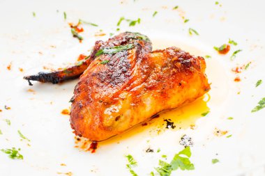 Tavuk bufalo kanadı tabakta