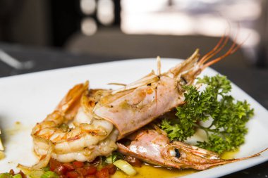 plaka üzerinde karides