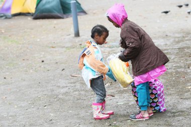Sırbistan, Belgrad - Eylül 01,2015: Suriye'den istasyonu göçmenler Park'ta küçük bir şehre döndü. Bazı bile çadır, açık havada çoğu uyku sırasında bulundukları içinde kurup.