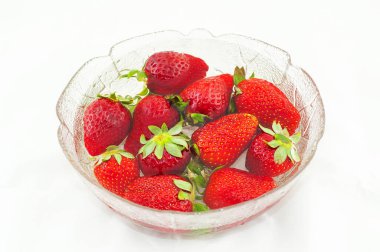 Bir kasede taze çilek