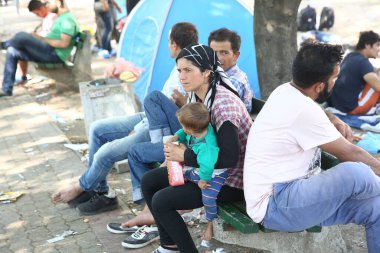 Sırbistan, Belgrad - Eylül 01,2015: Suriye'den istasyonu göçmenler Park'ta küçük bir şehre döndü. Bazı bile çadır, açık havada çoğu uyku sırasında bulundukları içinde kurup.