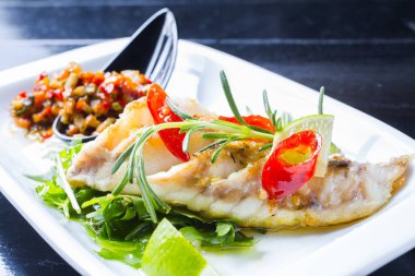 biberiye ve baharatlı fırında balık 