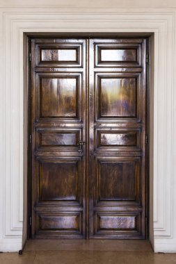 Eski ahşap kahverengi ev kapısı.