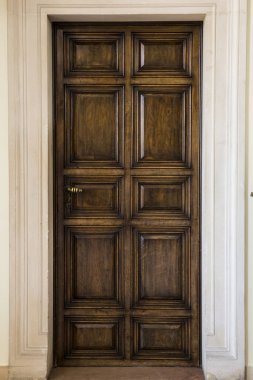 Eski ahşap kahverengi ev kapısı.