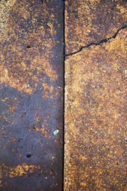 Zeminde paslı metal grunge