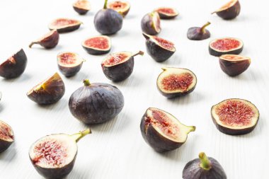 Beyaz arkaplanda incirler izole edildi