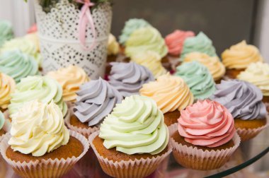 Pastalar tatil masasında.