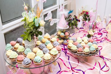 Pastalar tatil masasında.