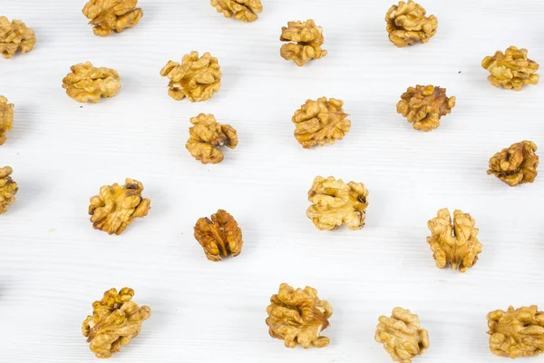 Beyaz arkaplanda izole edilmiş cevizler