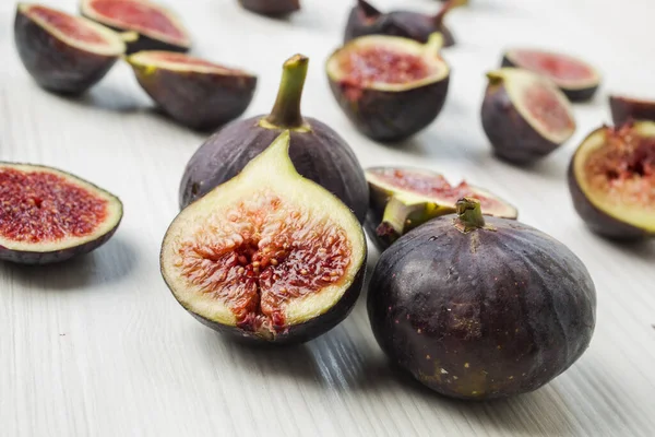 Beyaz arkaplanda incirler izole edildi