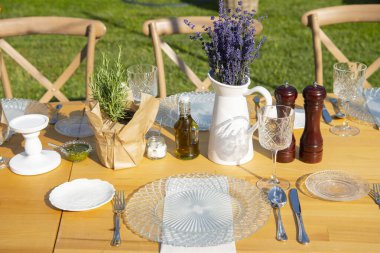 Lavantalarla güzel bir kutlama masası.