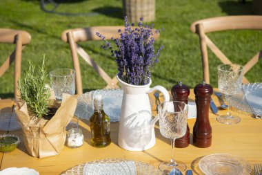 Lavantalarla güzel bir kutlama masası.