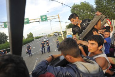 SERBIA-Eylül 2015: Macaristan, yasadışı yollara başvuranlar için yasanın yürürlüğe girmesinin ardından Sırbistan ile olan sınırını kapattı. Horgos sınırındaki 