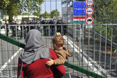 SERBIA-Eylül 2015: Macaristan, yasadışı yollara başvuranlar için yasanın yürürlüğe girmesinin ardından Sırbistan ile olan sınırını kapattı. Horgos sınırındaki 