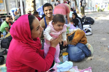Sırbistan, Belgrad - Eylül 01,2015: Suriye'den istasyonu göçmenler Park'ta küçük bir şehre döndü. Bazı bile çadır, açık havada çoğu uyku sırasında bulundukları içinde kurup