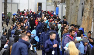 SID, SERBIA - Şubat 2016: Sırbistan 'daki Sid mülteci kampına giden trene binen mülteciler.