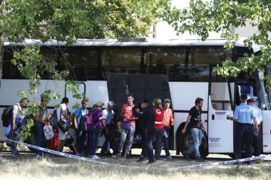 Opatovac, Hırvatistan - 5 Ekim 2015; Opatovac sınırındaki mülteci kampına giren mülteciler. Burada sadece bir gün kalacaklar ve sonra Macaristan 'a devam edecekler..