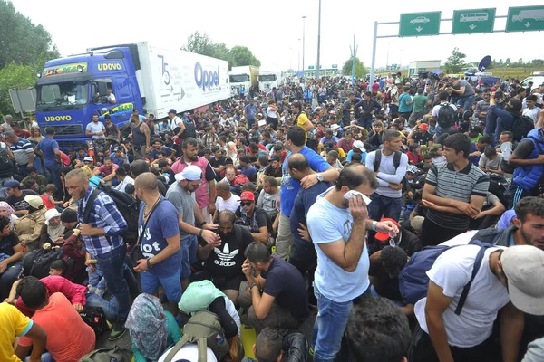 SERBIA-Eylül 2015: Macaristan, yasadışı yollara başvuranlar için yasanın yürürlüğe girmesinin ardından Sırbistan ile olan sınırını kapattı. Horgos sınırındaki 