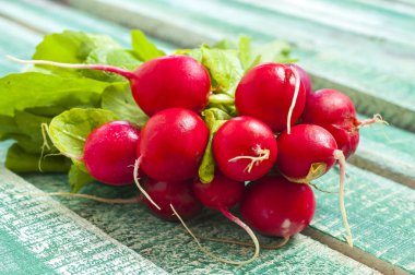 Tahta masadaki taze turplar.