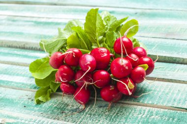 Tahta masadaki taze turplar.