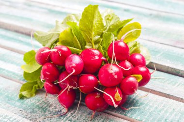 Tahta masadaki taze turplar.