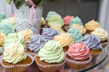 Pastalar tatil masasında.