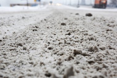 Yoğun kar yağışı sonrası ana yol, seçici odak