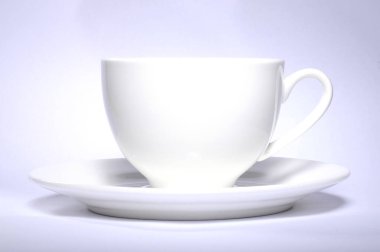 Beyaz fincan kahve beyaz zemin üzerine